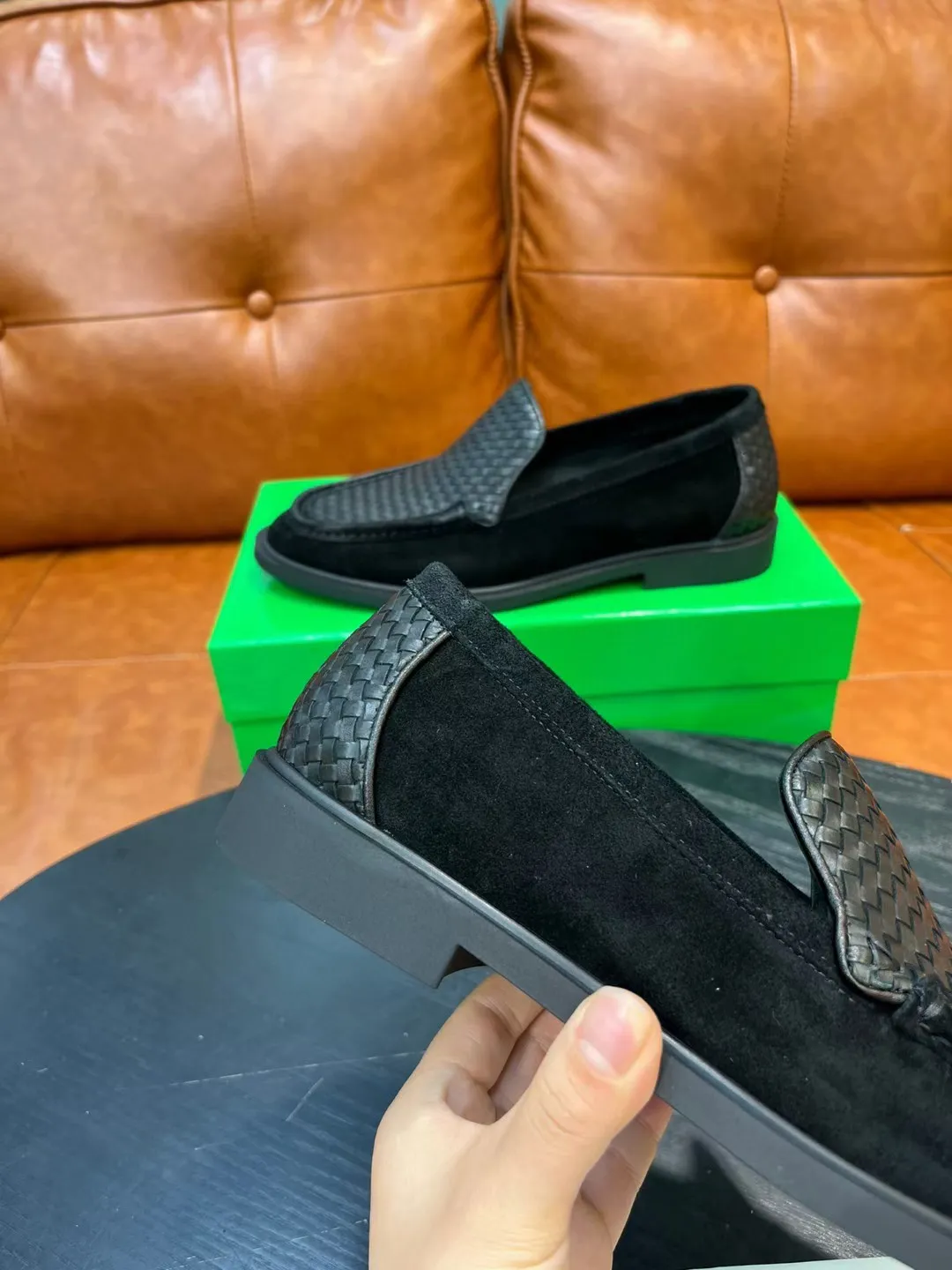 [BV] Top P: 780💰 Size: Male 39-44 (38.45 non-refundable) Bottega Veneta 2025 autumn and winter counter synchronization style. Bottega Veneta BV's new driving shoes have a slip-on design with suede upper, BV's unique weaving design on the heel, and a weaving pattern on the outsole.